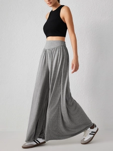 Détail du pantalon de danse gris large à taille haute avec un drapé fluide et élégant