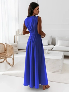 Détail de la robe longue bleu roi sans manches avec taille plissée et mousseline fluide
