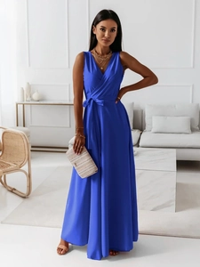 Détail de la robe longue bleu roi sans manches à col en V avec ceinture en ruban satiné