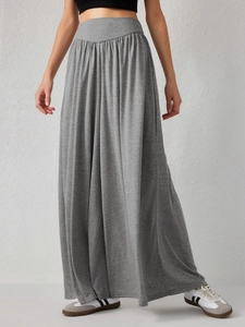 Détail du pantalon de danse gris chiné à taille haute avec plis et tissu fluide