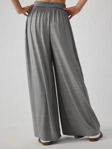 Détail du pantalon de danse gris à taille haute montrant le tissu doux et élastique