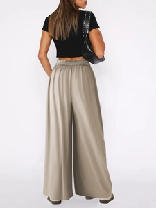 Vue détaillée du pantalon de danse large kaki avec taille haute élastique et tissu soyeux