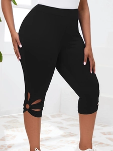 Détail du legging capri noir à taille haute pour femme avec découpes ajourées en pétales