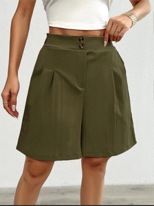 Detail of high-waisted olive green wide-leg shorts with double-button closure and pleated fabric