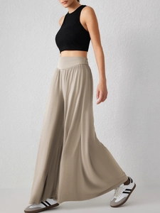Détail du pantalon de danse large à taille haute kaki avec un tissu fluide chic