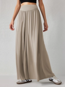 Détail du pantalon de danse à taille haute élastique en tissu taupe fluide et décontracté