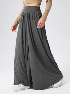 Détail du pantalon large gris anthracite à taille haute avec texture plissée douce