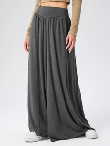 Détail d'un pantalon de danse ample gris foncé à taille haute avec un tissu fluide