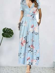 Robe longue fleurie bleu clair à col en V avec manches courtes et poches d'été