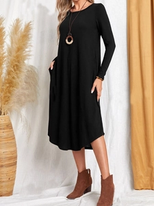Robe midi noire décontractée à manches longues avec col rond et poches latérales