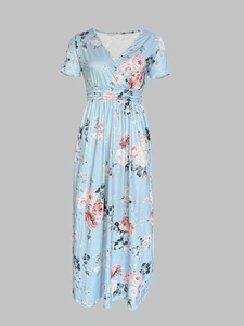 Robe longue fleurie bleu clair à col en V avec imprimé rose et détail taille haute