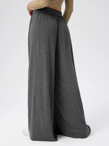 Détail du pantalon de danse large à taille haute gris foncé avec tissu fluide
