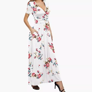Détail de la robe longue à fleurs col en V avec motif floral et poches latérales utiles