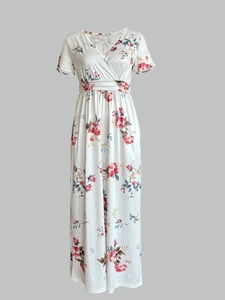 Détail de la robe longue à imprimé floral, col en V, taille nouée et manches courtes