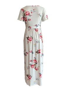 Détail d'une robe longue à manches courtes avec des motifs floraux rouges et roses