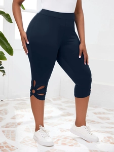 Détail du legging de yoga bleu marine avec motif ajouré unique au niveau du genou