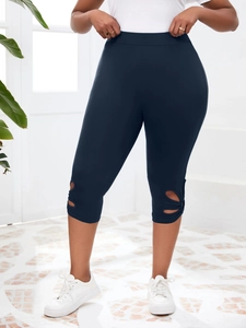 Détail du legging taille haute bleu marine avec découpes ajourées en forme de pétale