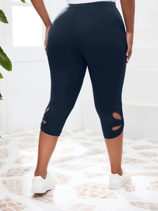 Vue détaillée du legging de yoga court bleu marine à taille haute avec découpes latérales
