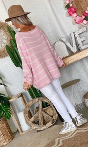 Dettaglio del maglione oversize a righe rosa e bianche con bottoni sui polsini