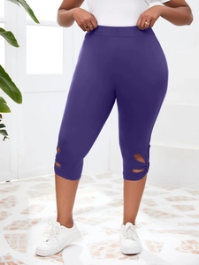 Détail du legging capri à taille haute avec découpe pétale évidée sur le côté