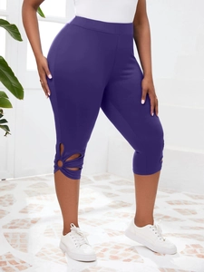 Détail du legging court violet taille haute avec découpes latérales au genou et tissu stretch