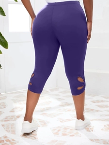 Détail du legging capri violet avec découpes ajourées en forme de pétale au mollet
