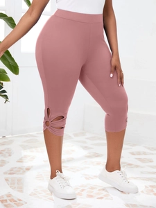 Détail du motif floral ajouré au bas du legging court sport de couleur vieux rose