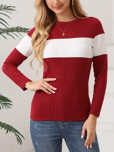 Detail der roten Strickoberteil-Textur mit weißen Streifen und geripptem elastischem Stoff