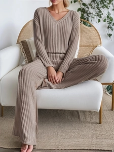 Détail d'un ensemble de détente en maille côtelée pour femme avec col en V et rayures verticales