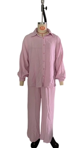 Détail de l'ensemble chemise rose à manches longues et pantalon en tissu gaufré