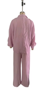 Détail du tissu texturé rose pâle et du col à revers de cet ensemble deux pièces décontracté