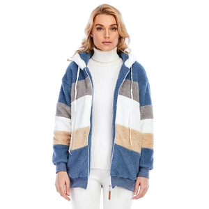 Giacca da donna con cappuccio in pile teddy con un moderno design patchwork multicolore
