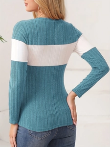 Rückansicht des schmal geschnittenen Rippstrick-Langarmtops in Blaugrün und Beige-Farbblock