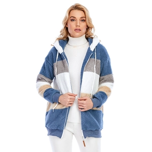 Dettaglio della giacca con cappuccio in peluche a righe con zip e texture