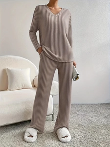 Ensemble en maille côtelée pour femme avec haut à col V et pantalon large fluide