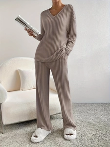 Détail d'un ensemble en maille taupe avec haut à col en V et pantalon large taille haute