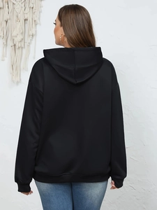 Rückansicht eines schwarzen Oversize-Hoodies mit überschnittenen Schultern und Rippbündchen
