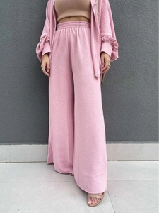 Ensemble deux pièces rose pour femme avec chemise à manches longues et pantalon large