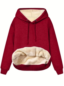 Detailansicht des burgunderroten Hoodies mit warmem cremefarbenem Teddyfutter innen