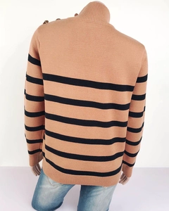 Dettaglio maglione in maglia cammello con strisce nere e bottoni metallici sulla spalla
