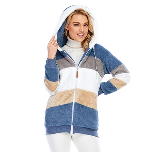 Dettaglio felpa con cappuccio in pile multicolore con coulisse bianca e zip completa