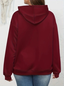 Rückansicht weinroter Oversize-Hoodie mit Rippbündchen und lockerer Tunnelzugkapuze
