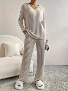 Ensemble chic beige pour femme en tricot côtelé avec haut à col en V et pantalon large