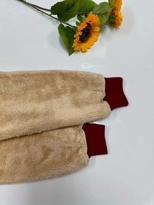 Detailansicht von Khaki-Sherpa-Fleece-Ärmeln mit tiefroten Rippstrickbündchen am Hoodie