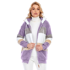 Dettaglio di felpa in pile color-block con polsini viola a coste e zip in metallo lucido