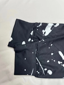 Women's loose long-sleeve T-shirt with black and white graffiti splash ink print pattern