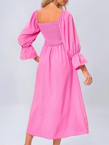 Robe midi rose avec col carré, dos smocké et manches longues à volants élégants