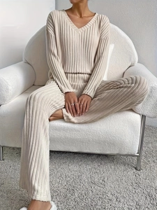 Détail de la maille côtelée et du col en V sur cet ensemble détente beige deux pièces