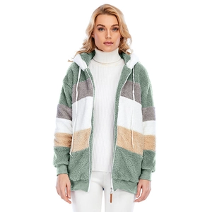 Dettaglio felpa con cappuccio teddy multicolore con cerniera e coulisse regolabile