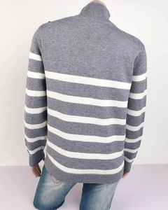 Dettaglio del retro che mostra strisce orizzontali grigie e bianche sul maglione a maglia